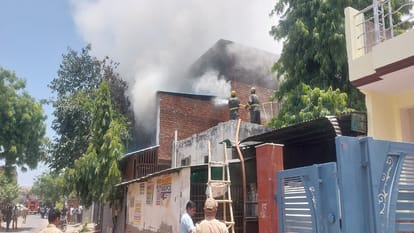 शिव बाबा हाउस में भीषण आग