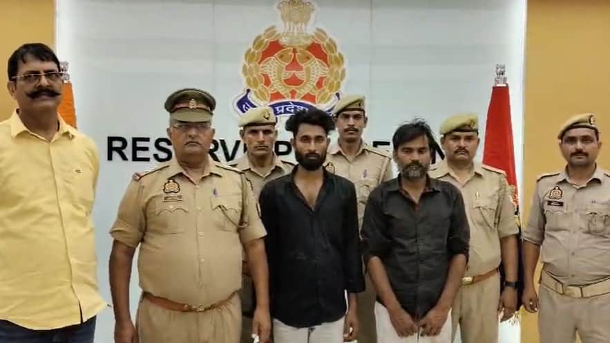 तस्करों की गिरफ्तारी के बाद पुलिस।