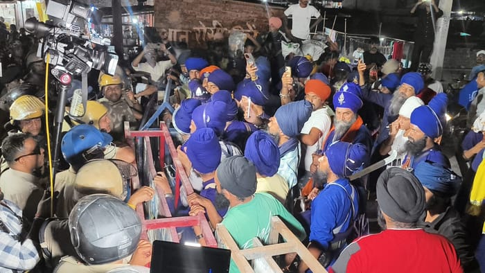 Nihangs From Punjab breach barricades and reach Dehradun after nagrasu Gurudwara Dispute
