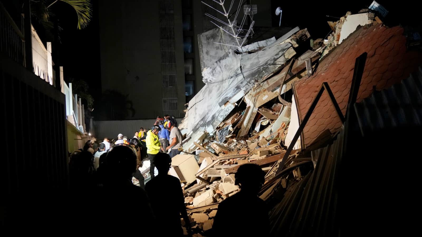 powerful earthquakes hit Venezuela buildings collapse in Caracas Many countries extended a helping hand