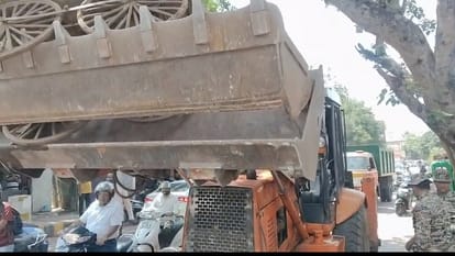आगरा नगर निगम का बुलडोजर