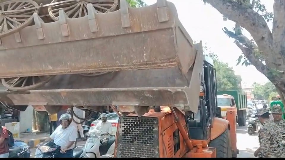 Shopkeeper Climbs Bulldozer to Stop Anti-Encroachment Drive on Agra’s Mughal Road