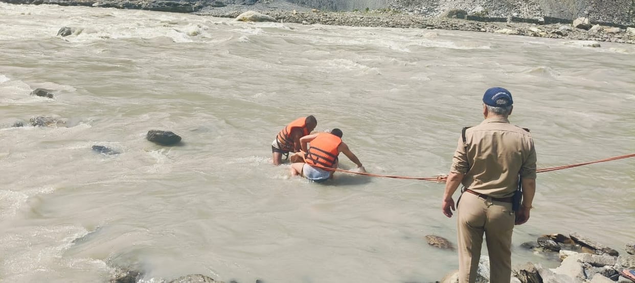 Chamoli News Police recovered the body of an elderly person from the Alaknanda River