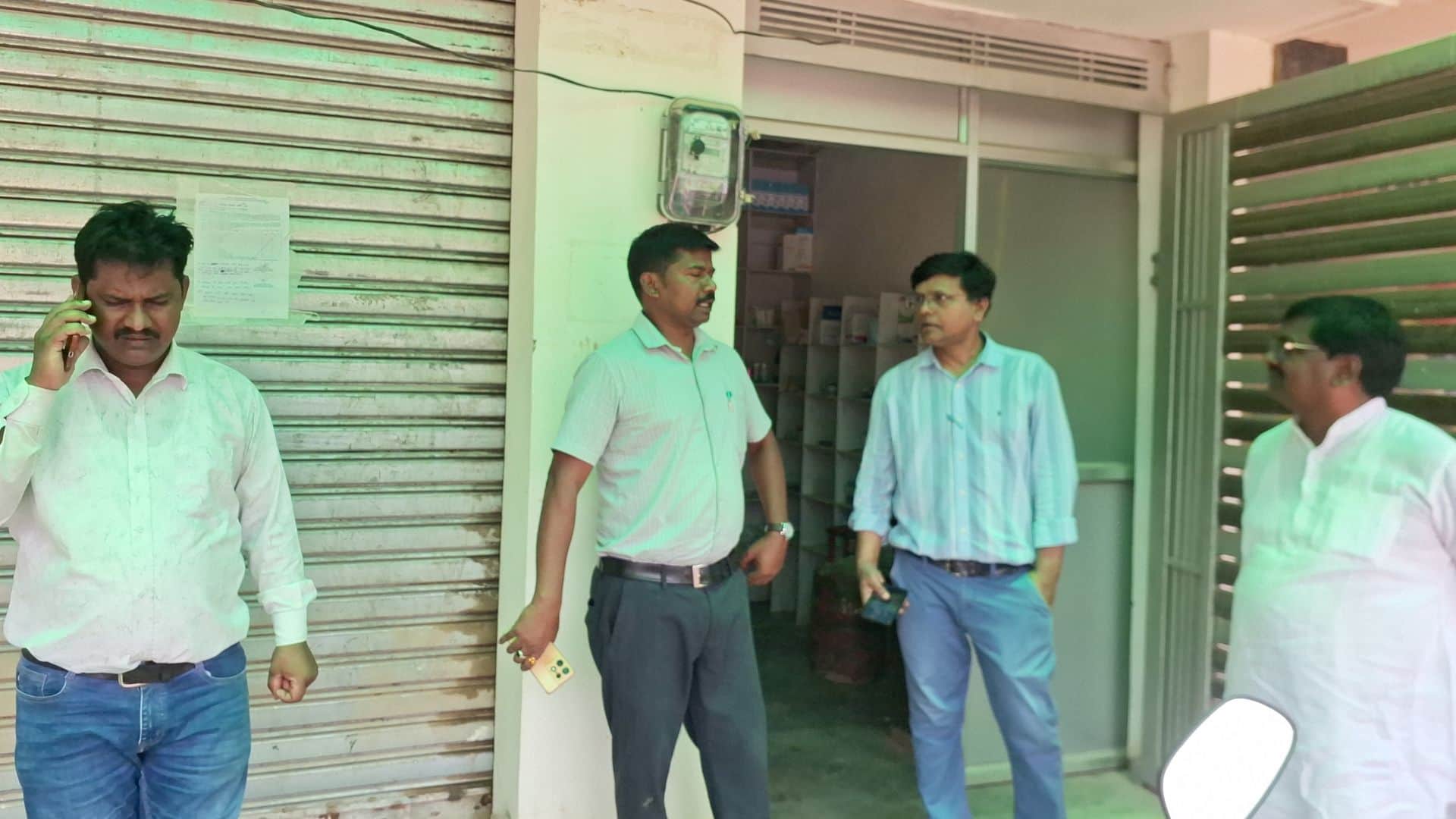 अस्पताल के बाहर माैजूद टीम।