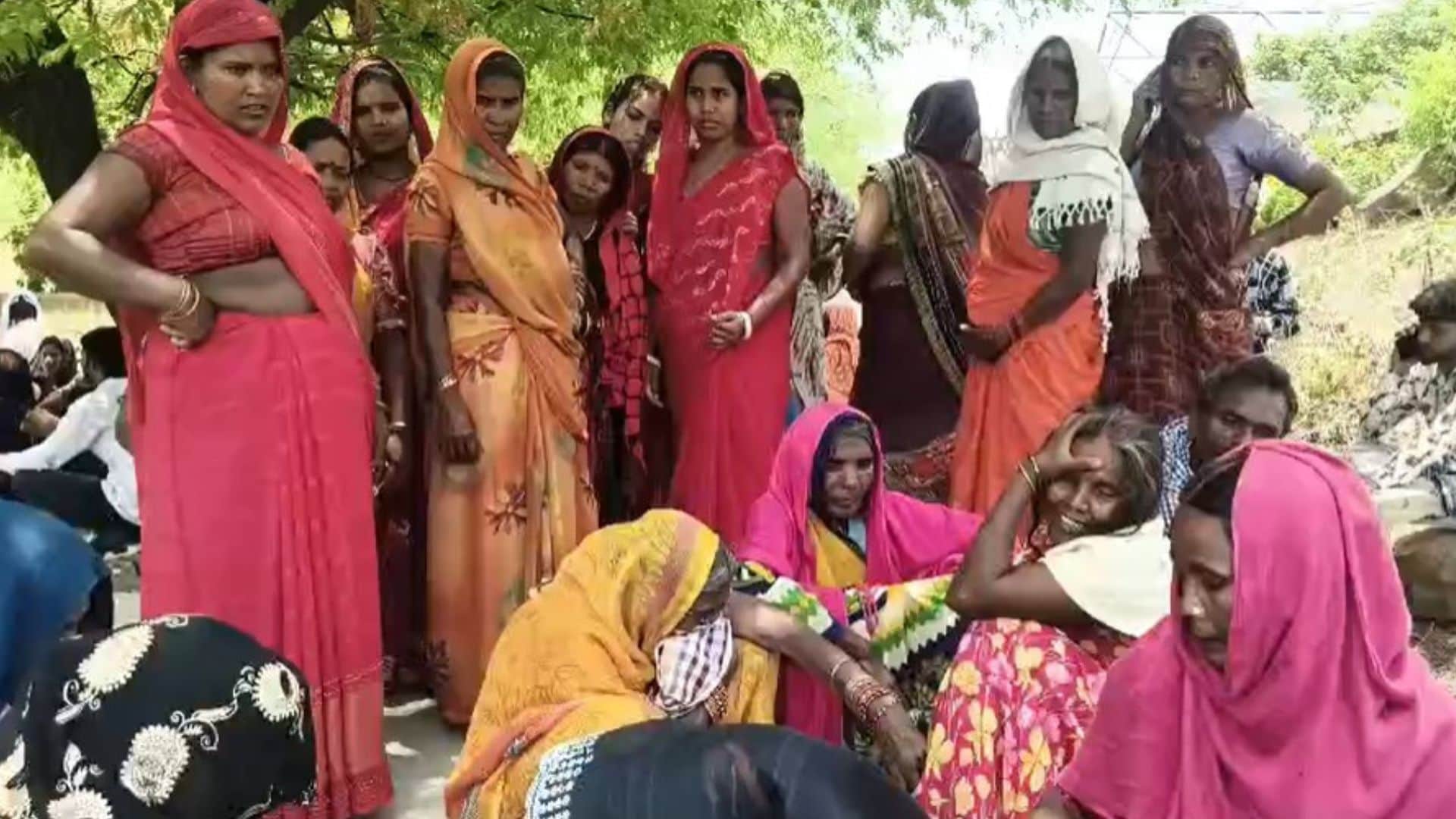 अशोक की माैत के बाद बिलखता परिवार।