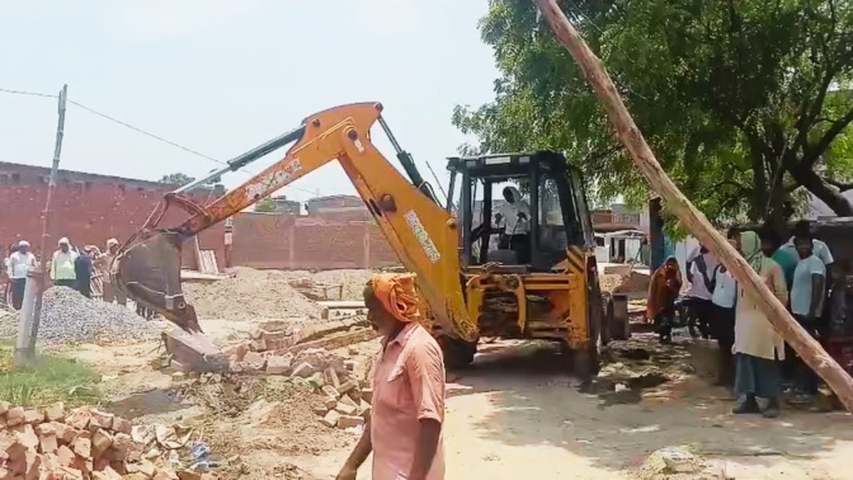 Stone pelting on revenue team accountant injured Police FIR against 16 people 5 arrested in ghazipur