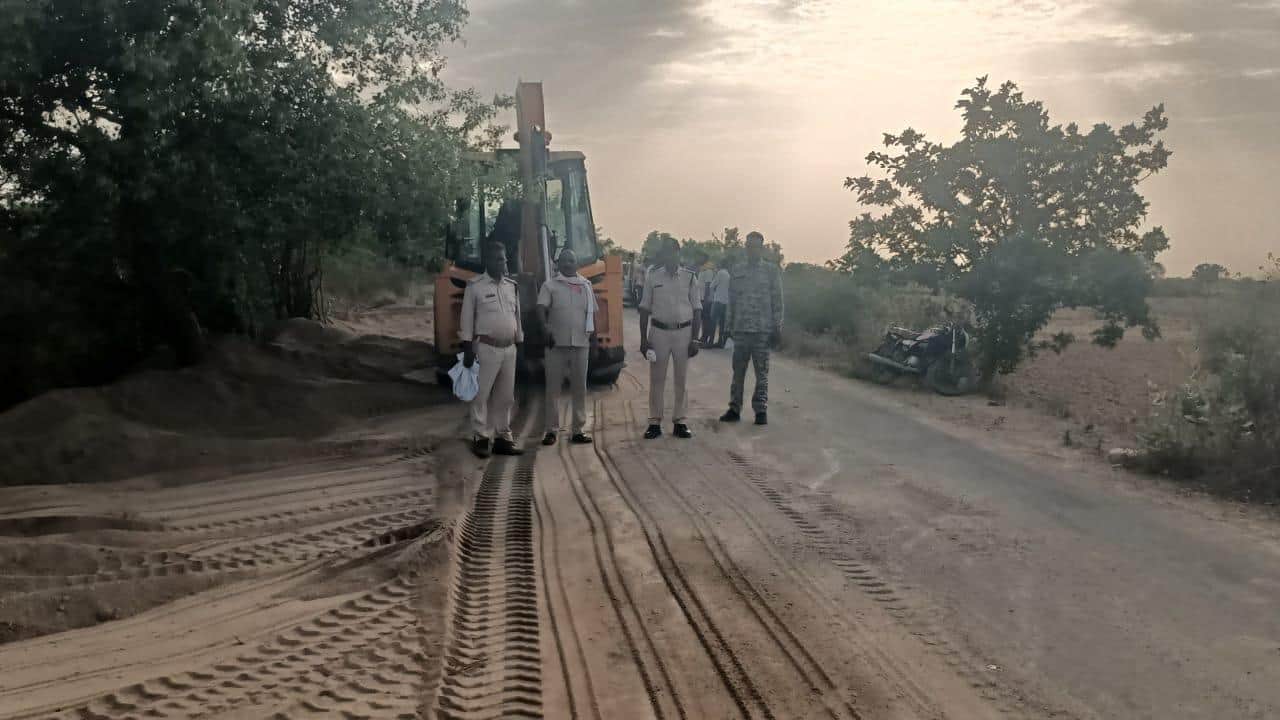 अवैध रेत भंडारण को नष्ट करता प्रशासन।