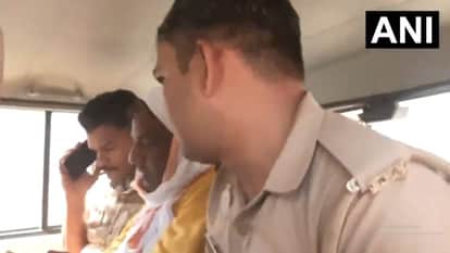 टिन्नू यादव को ले जाते पुलिसकर्मी। (फाइल)