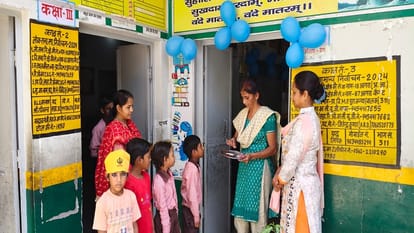 बच्चों को तिलक लगाती शिक्षिकाएं