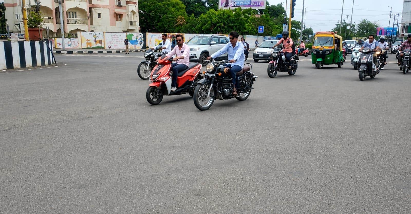 रोशनपुरा चौराहे पर बिना हेलमेट के दोपहिया वाहन चालक