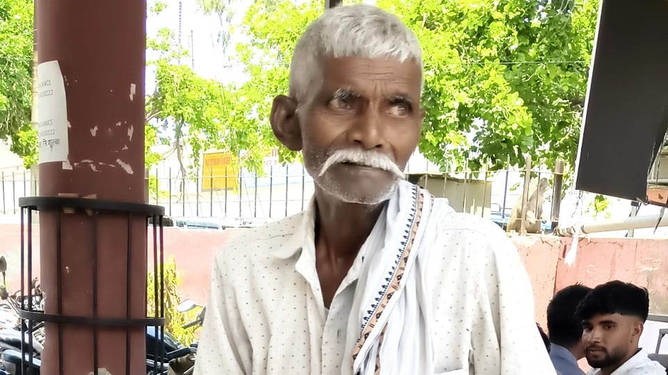 Monkey jumps from roof on old man