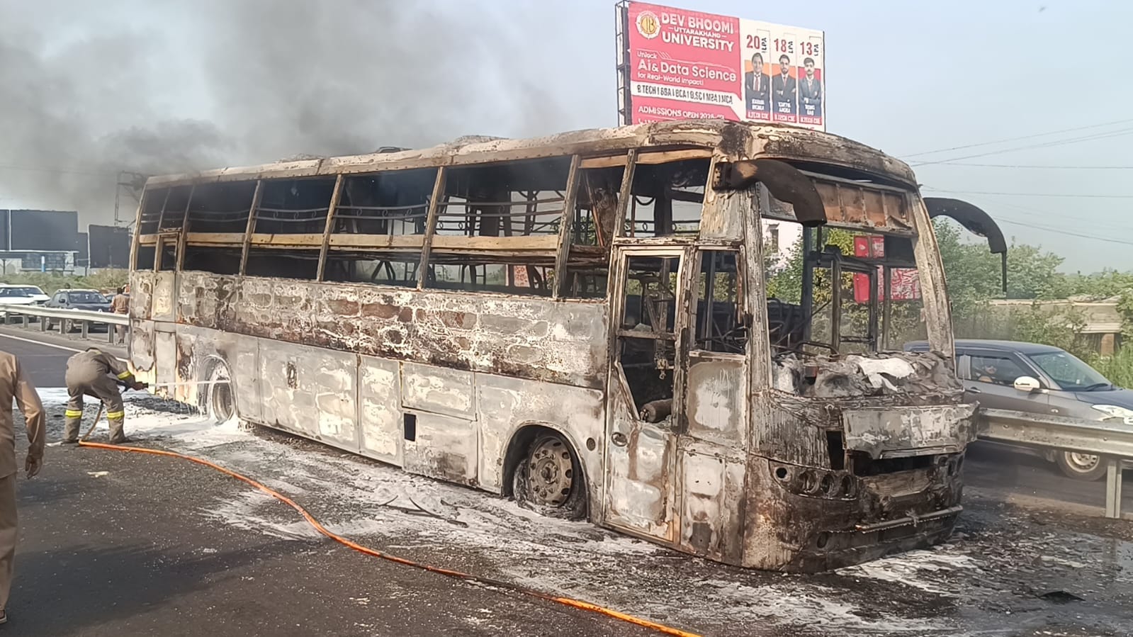 Meerut News:Tourist Sleeper Bus Catches Fire on Highway, Drivers Alertness Saves 26 Passengers