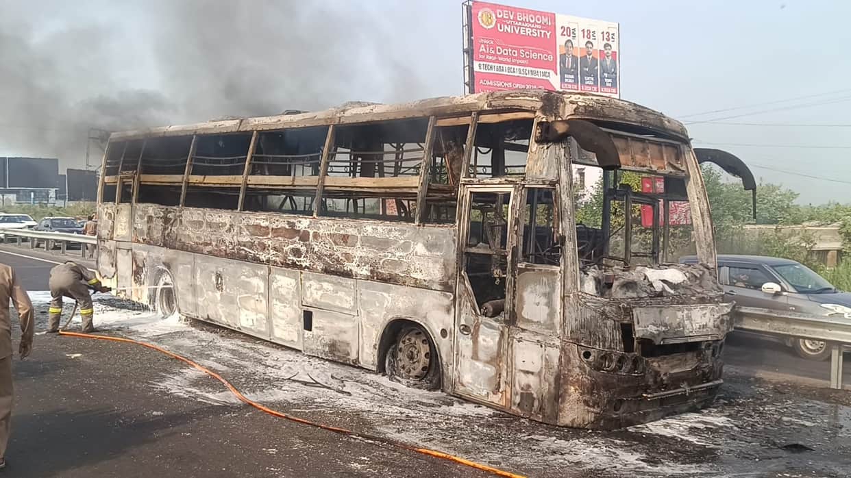 Meerut News:Tourist Sleeper Bus Catches Fire on Highway, Drivers Alertness Saves 26 Passengers