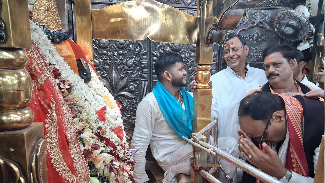Deputy CM Brajesh Pathak arrives in Mirzapur offers prayers at Vindhyachal Mandir