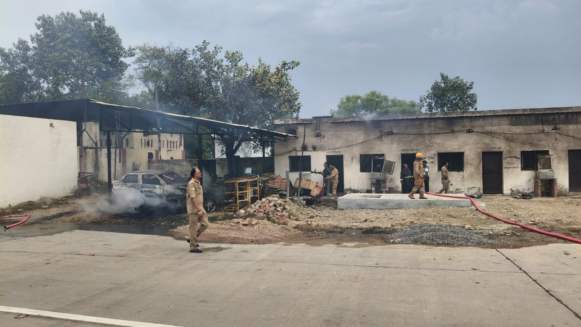 Kaushambi News 30 fire personnel from three districts brought the fire under control