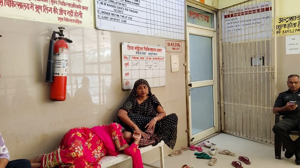 Pregnant Woman Waits for Hours Despite ‘Urgent’ Note, Suffers Pain While Standing in Queue at Agra Hospital