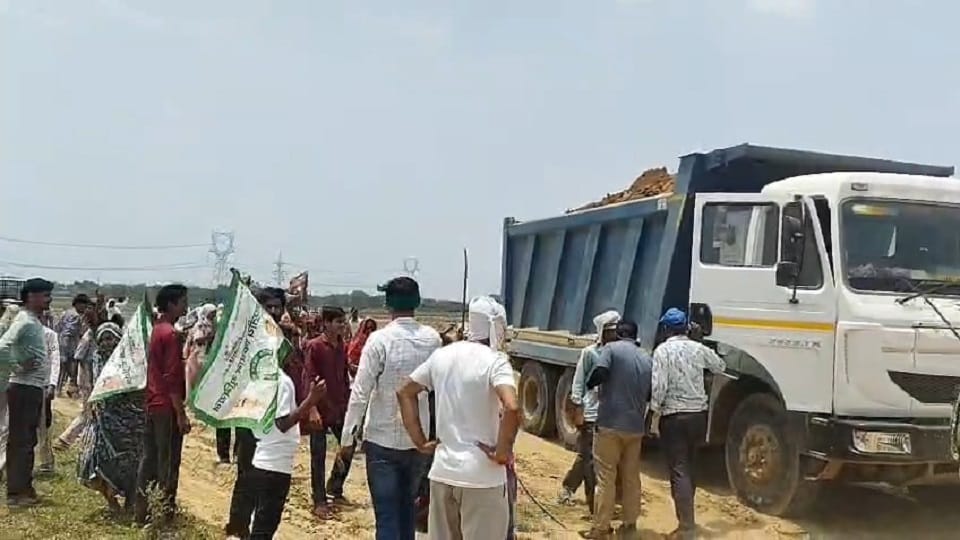 Farmers protest against ADA in Kuberpur halt work