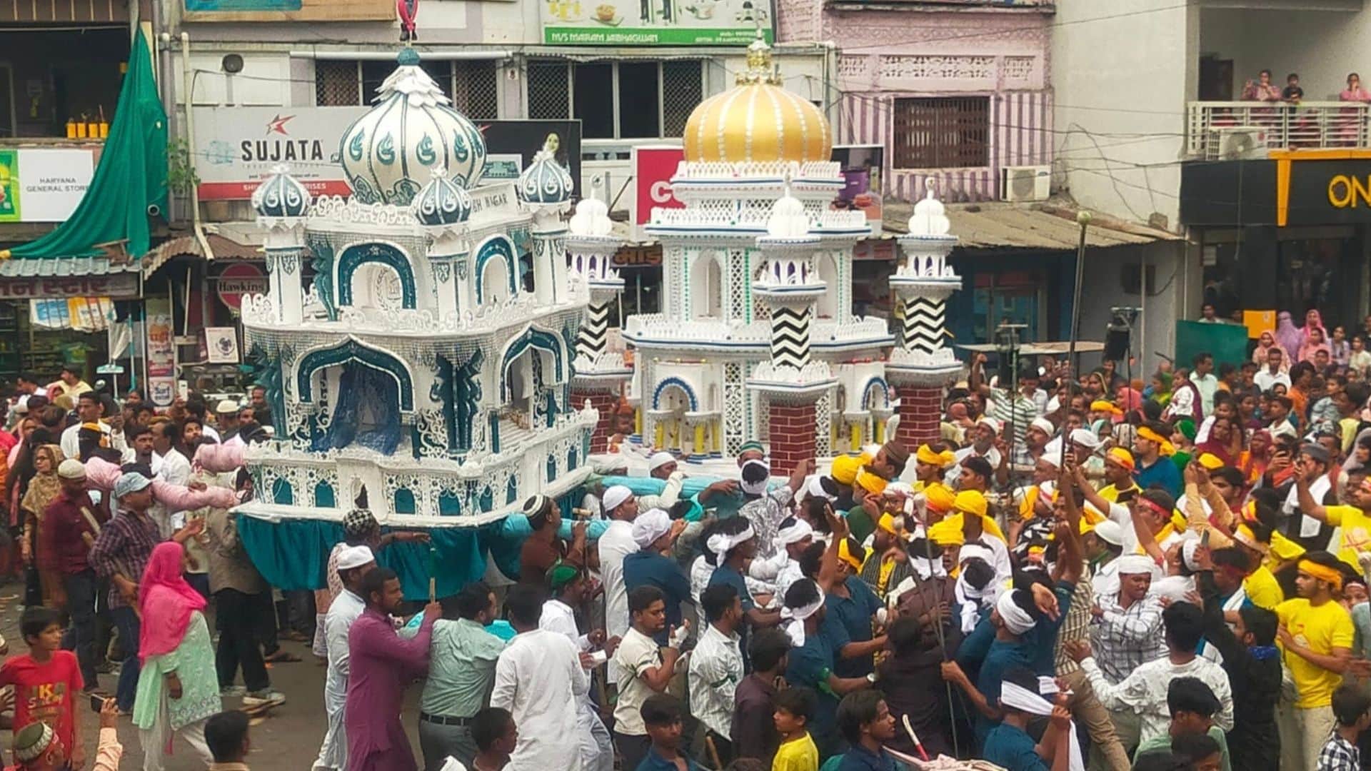 कर्बला के शहीदों की याद में नम हुई आंखें।