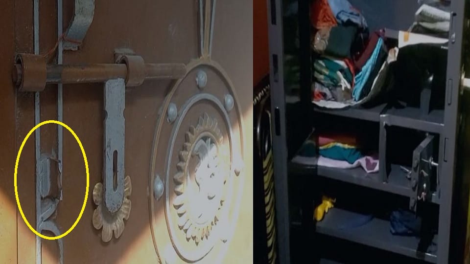 Theft in a vacant house in Atrauli