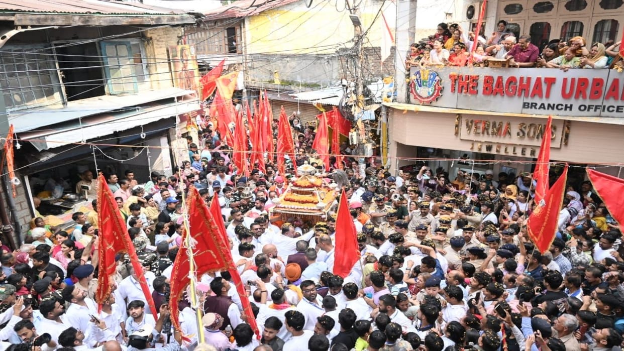 Ma Shulini fair, showering flowers on the palanquin, the grand procession captivated the hearts.