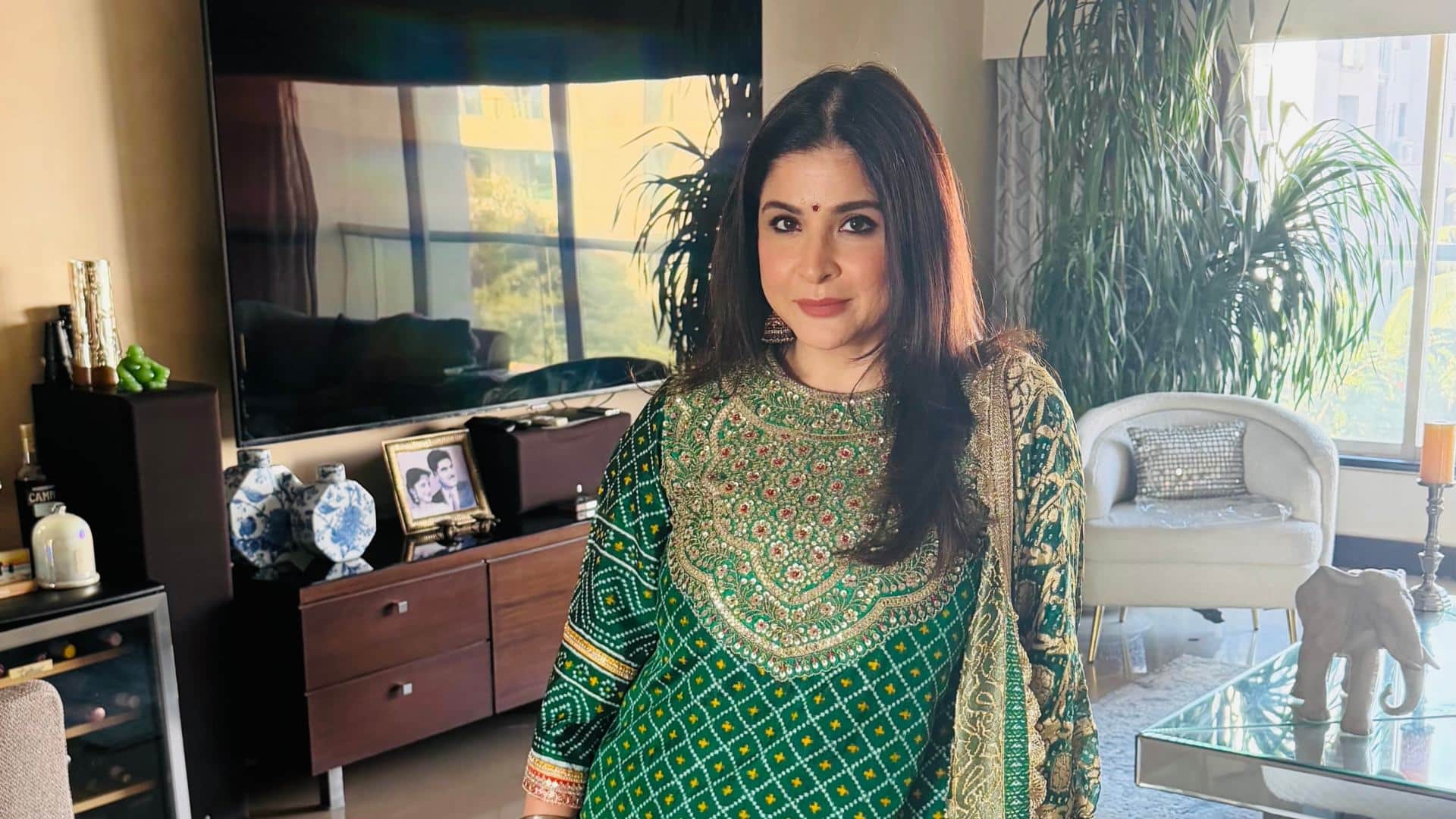 Maheep Kapoor is not 43 she is 52 Clarifies Her Age On Soha Ali Khan Podcast