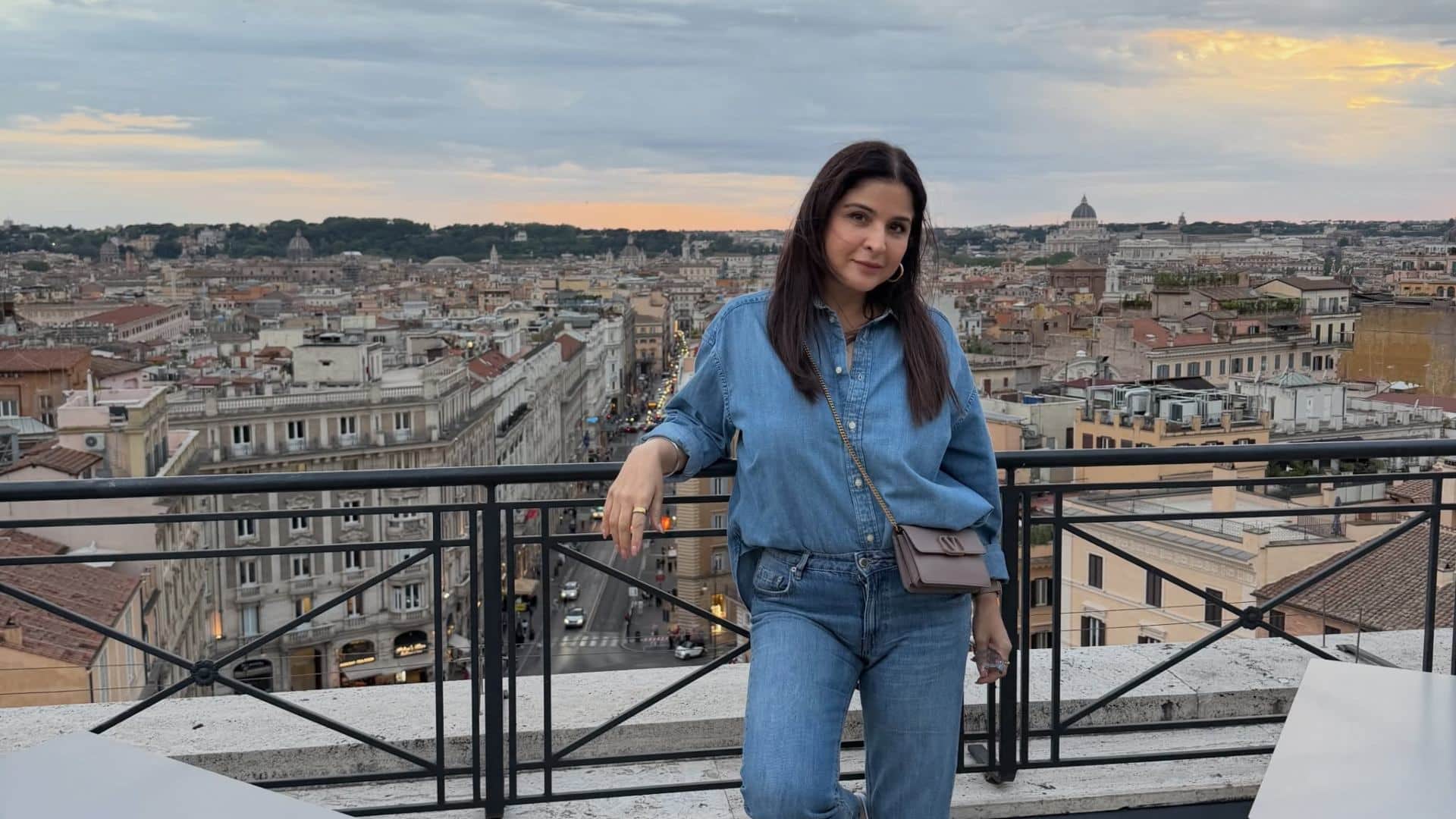 Maheep Kapoor is not 43 she is 52 Clarifies Her Age On Soha Ali Khan Podcast