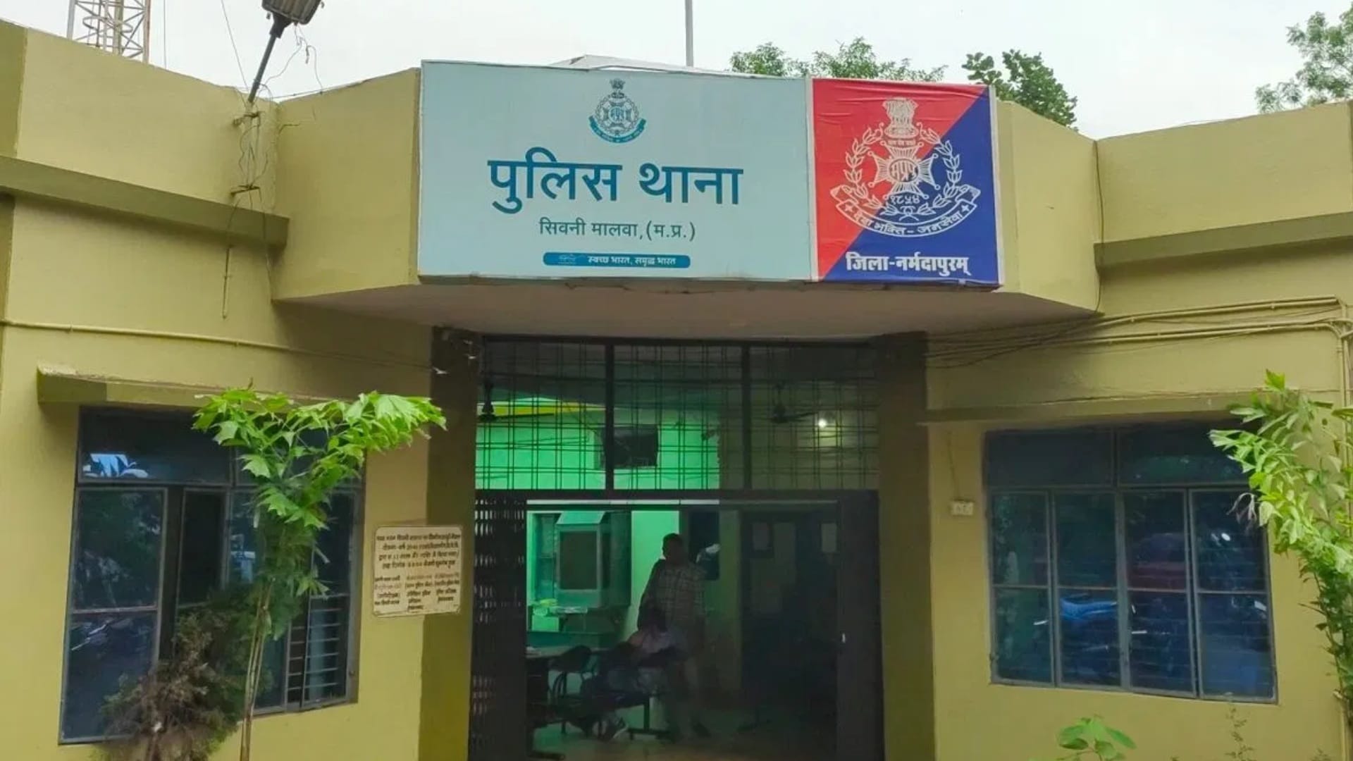 मामले में सिवनी थाने में दो अज्ञात लोगों के खिलाफ मामला दर्ज कर लिया गया है।