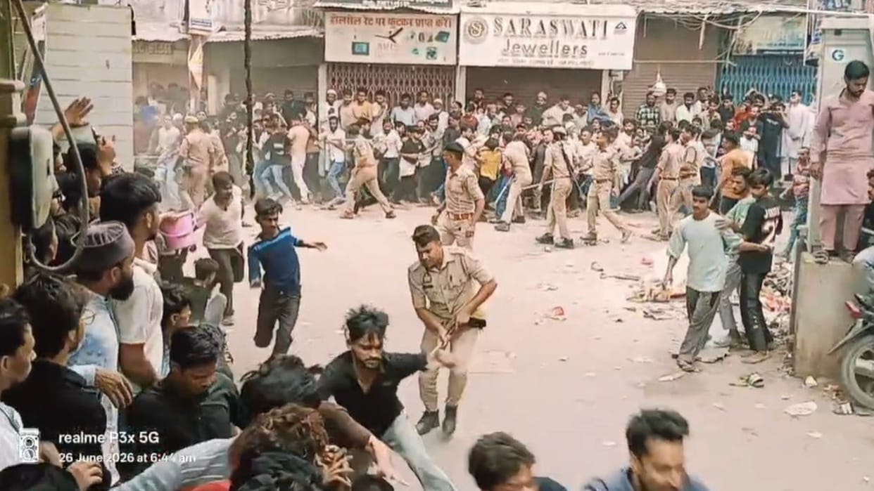 Dispute between two groups during Muharram procession in Varanasi; police used mild force video viral