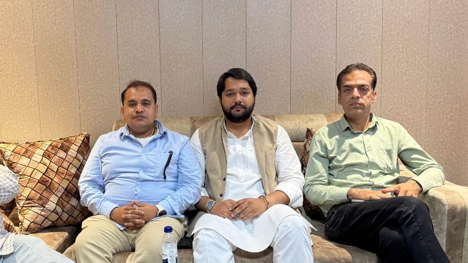मामले की जानकारी देते भाजपा नेता चिरांशु रतन
