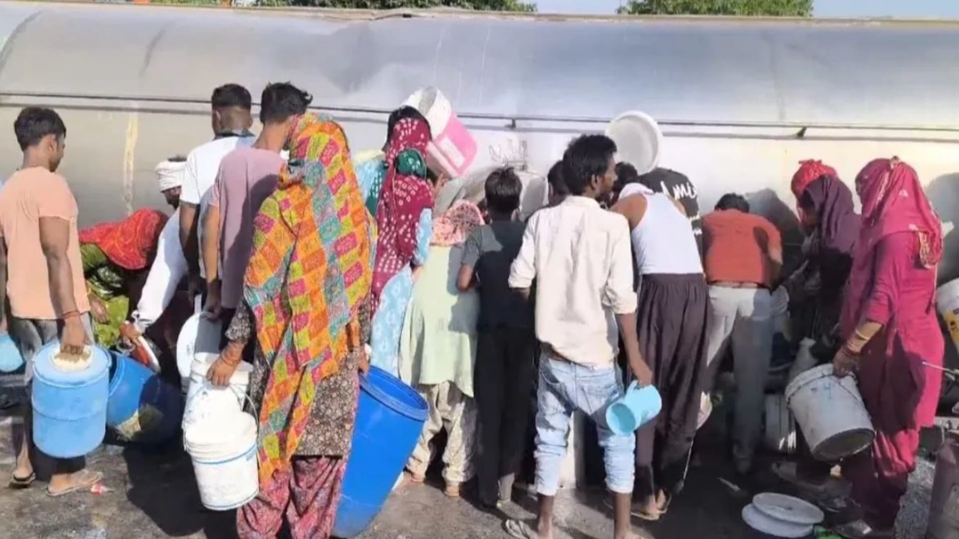 दूध लूटने के लिए लगी भीड़