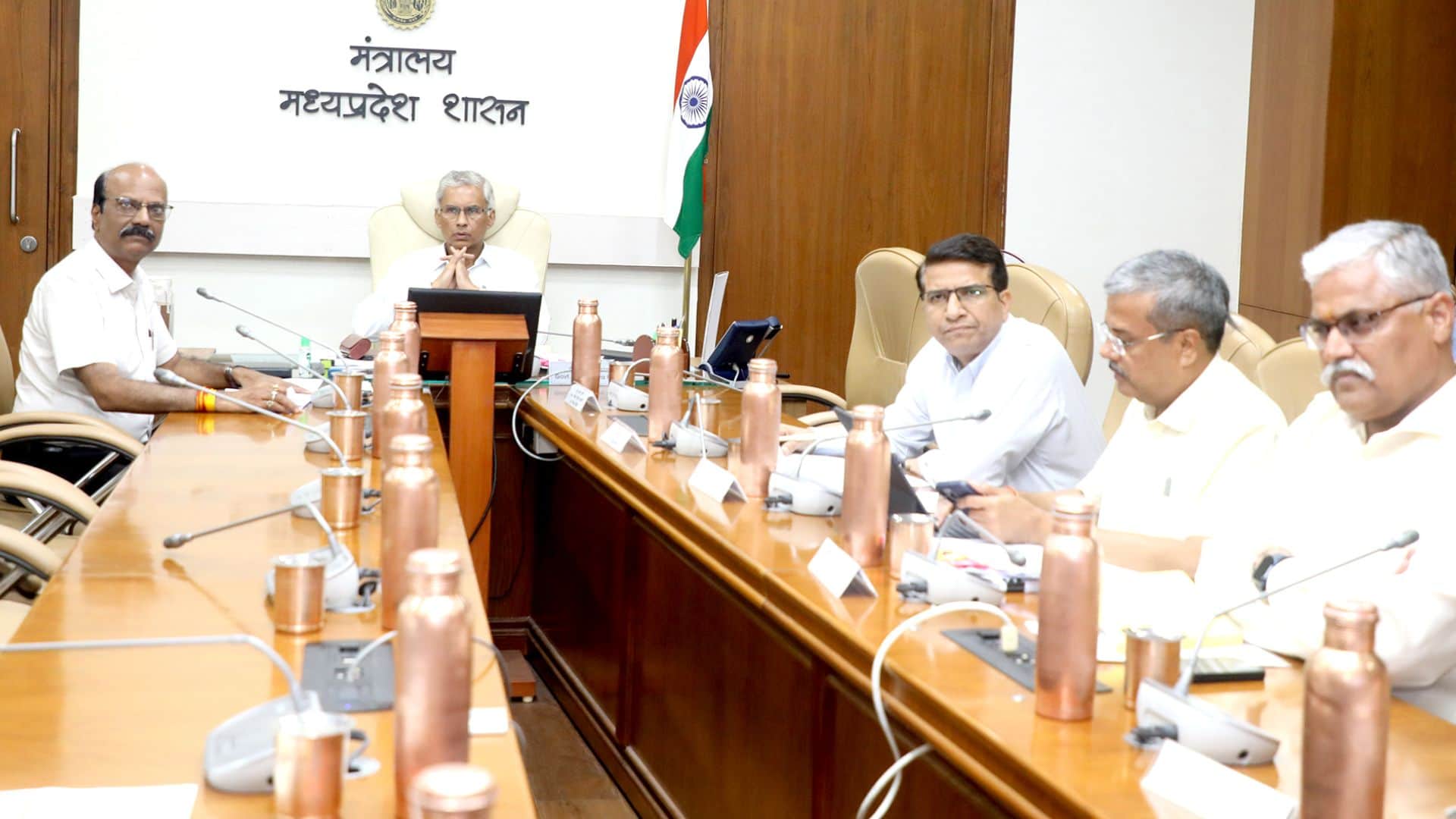सीएस अनुराग जैन और अन्य अधिकारी बैठक में