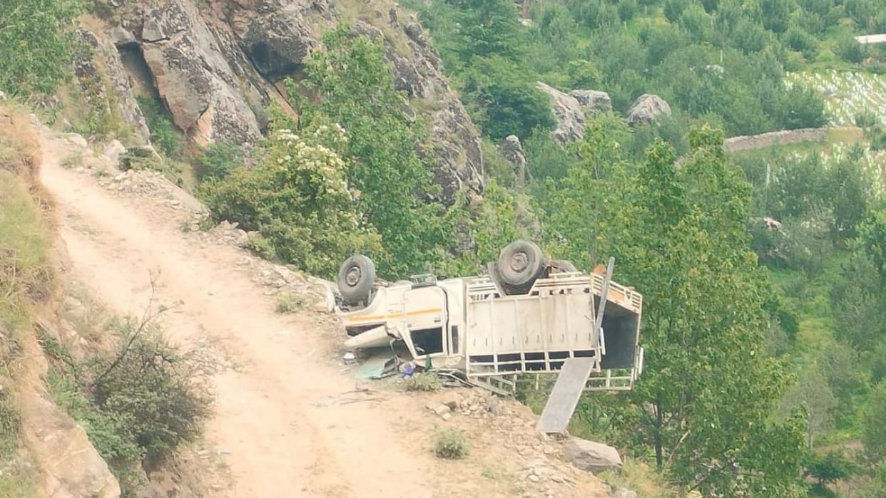 kinnaur sangla chitkul road pickup accident one dead one injured