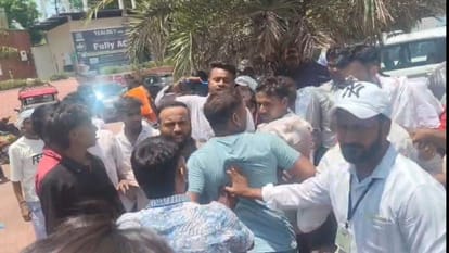 ताजमहल पार्किंग में हंगामा