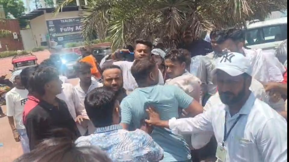 Scuffle at Taj Mahal Parking Over Alleged Tourist Misguidance, Three Held for Breach of Peace