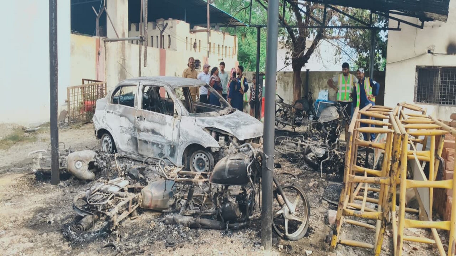 Kaushambi News 30 fire personnel from three districts brought the fire under control