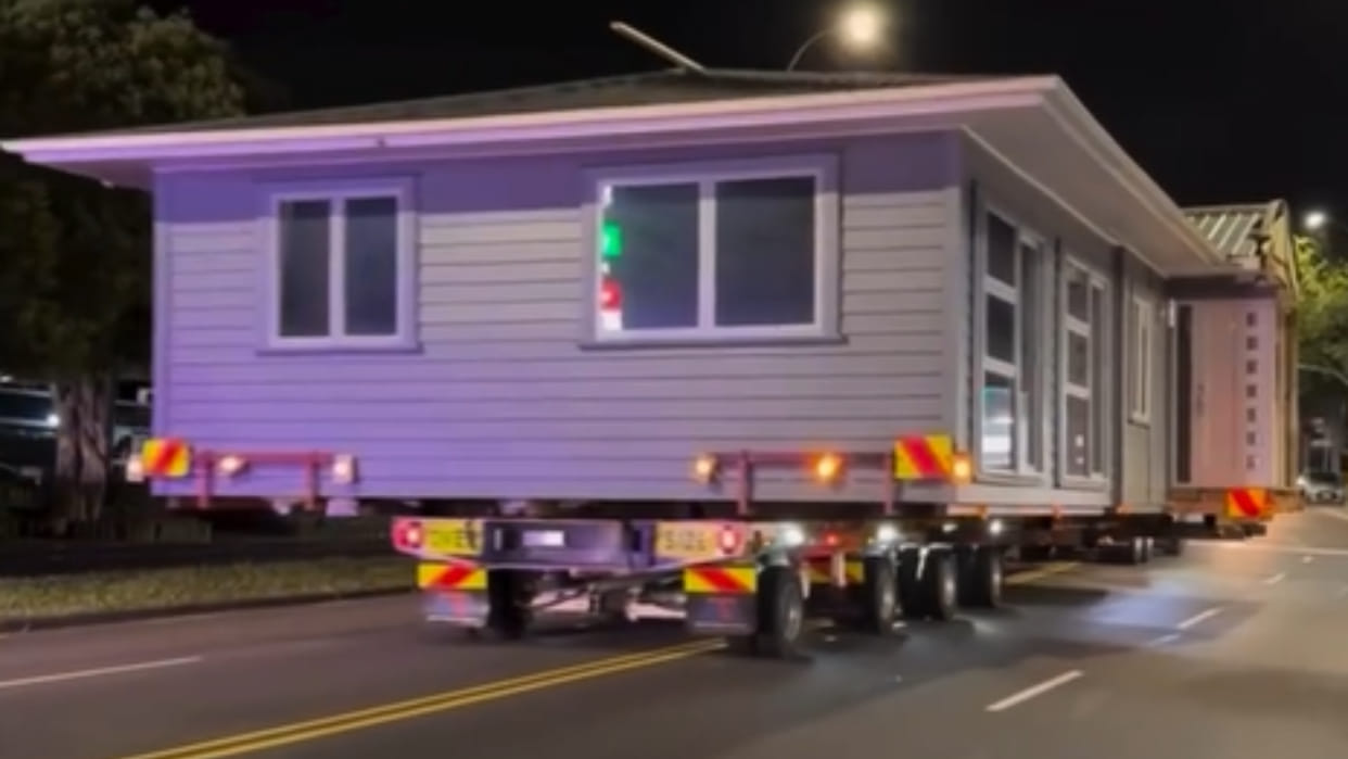 New zealand Shifted the entire house by loading it onto a truck without breaking viral video