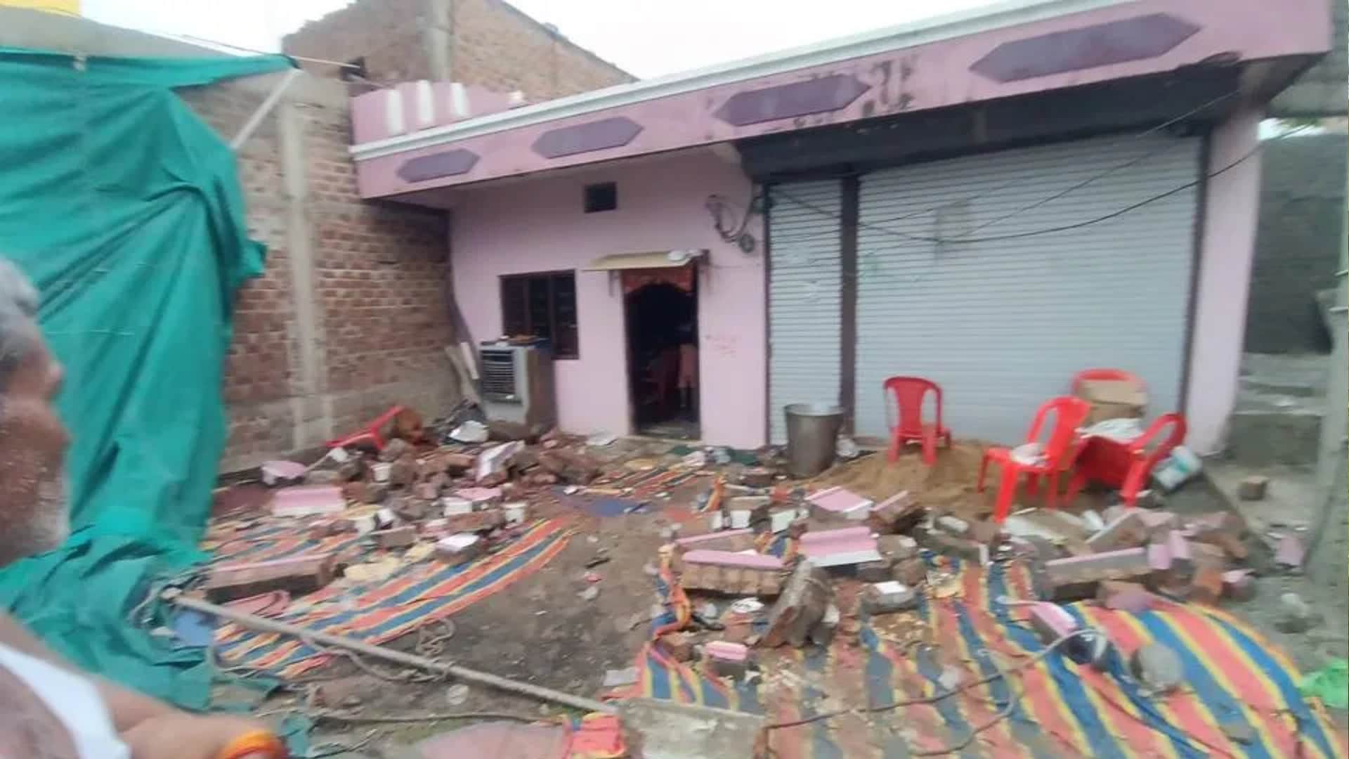 देवास जिले में मुंडेर गिरने से मां-बेटी की मौत हो गई।