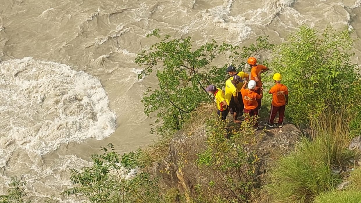 Accident  vehicle fell into Alaknanda river near the Badrinath Highway chamoli Karanprayag News