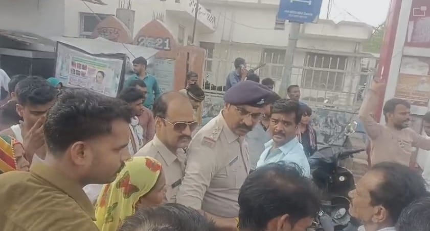 अस्पताल चौराहे पर चक्का जाम कर विरोध प्रदर्शन करने के दौरान का चित्र।