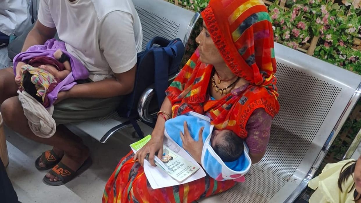 Jhansi: Vaccination syringes are unavailable at the medical college's 'Well Baby Clinic