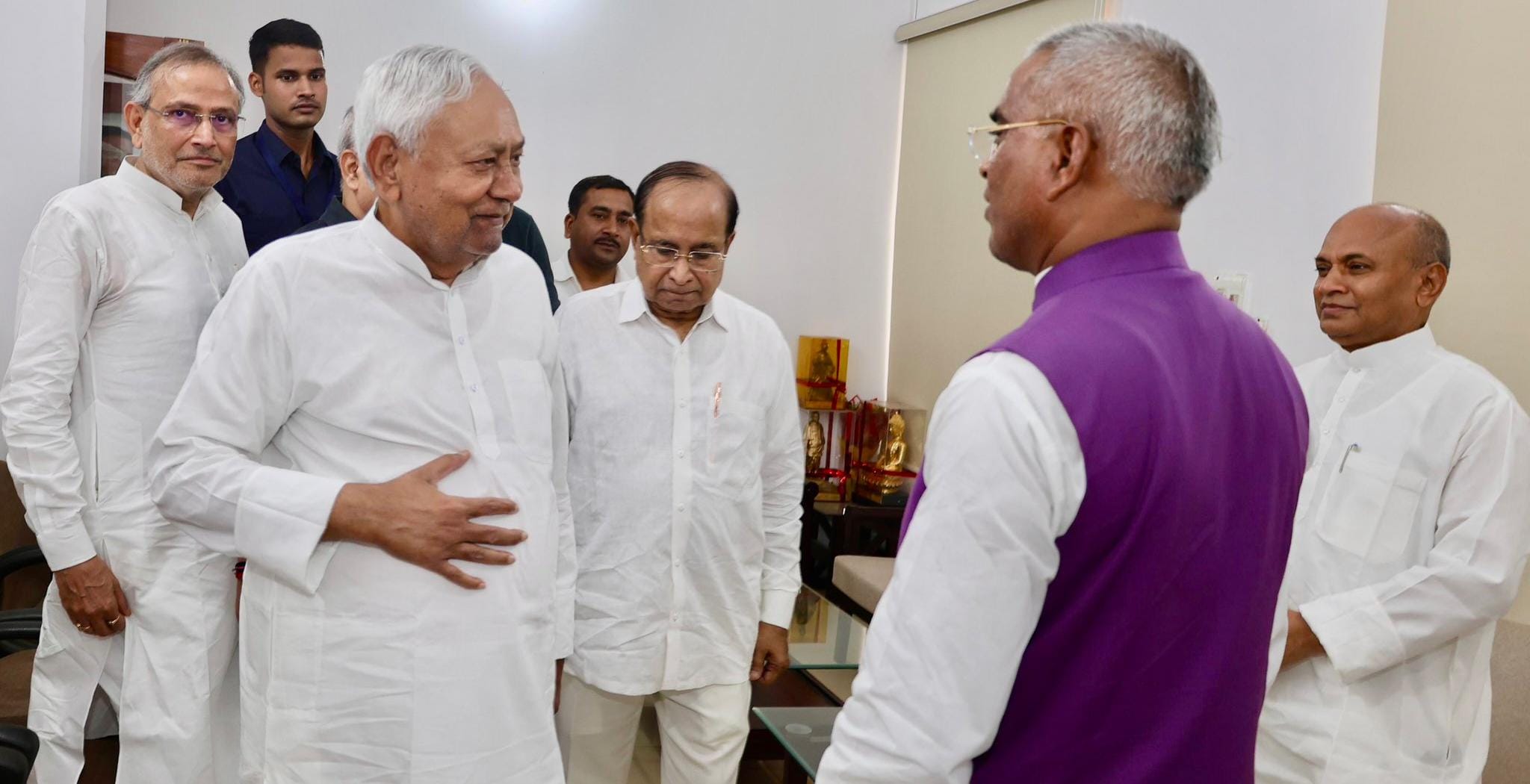 आरसीपी सिंह आज नीतीश कुमार से मिलने उनके आवास पर पहुंचे।