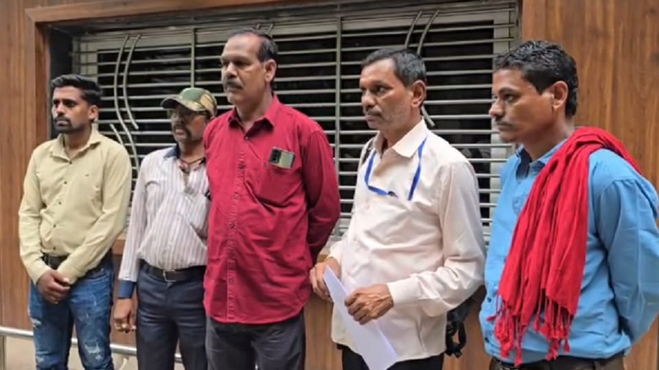 Municipal corporation employee accused of using abusive language in Bilaspur