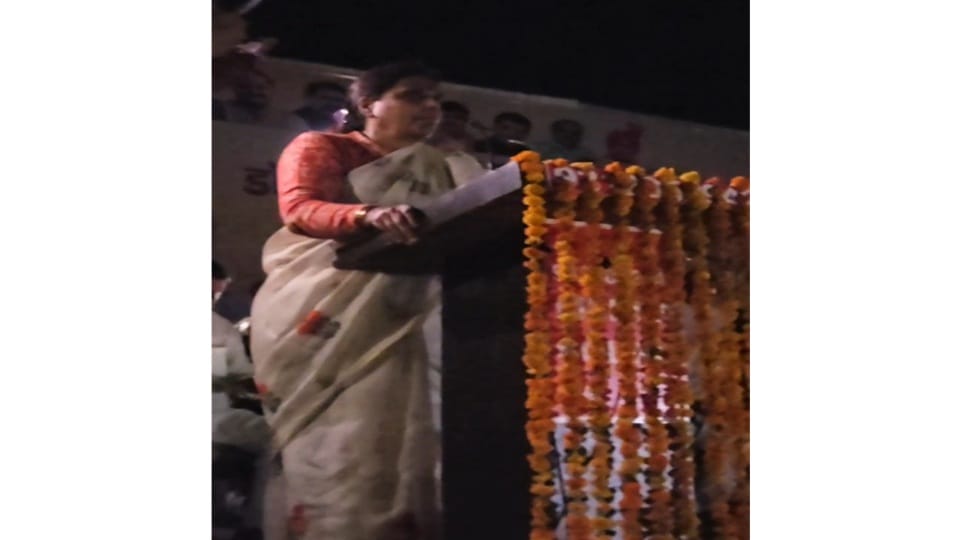 भाजपा प्रदेशाध्यक्ष डॉ.अर्चना गुप्ता ने बिजली जाने के बाद भी जारी रखा संबोधन