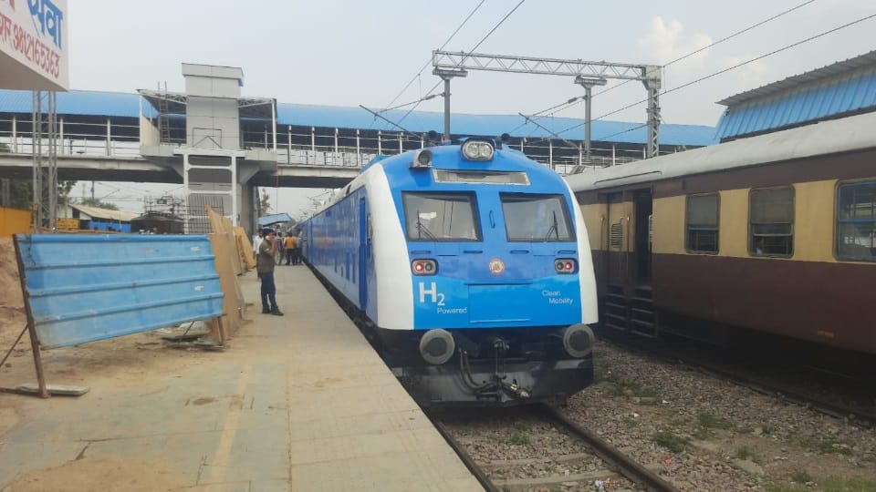 Hydrogen Train: 120 किमी प्रति घंटा की रफ्तार से दौड़ाई हाइड्रोजन ट्रेन, नीली होगी रेल, होंगी सफेद धारियां