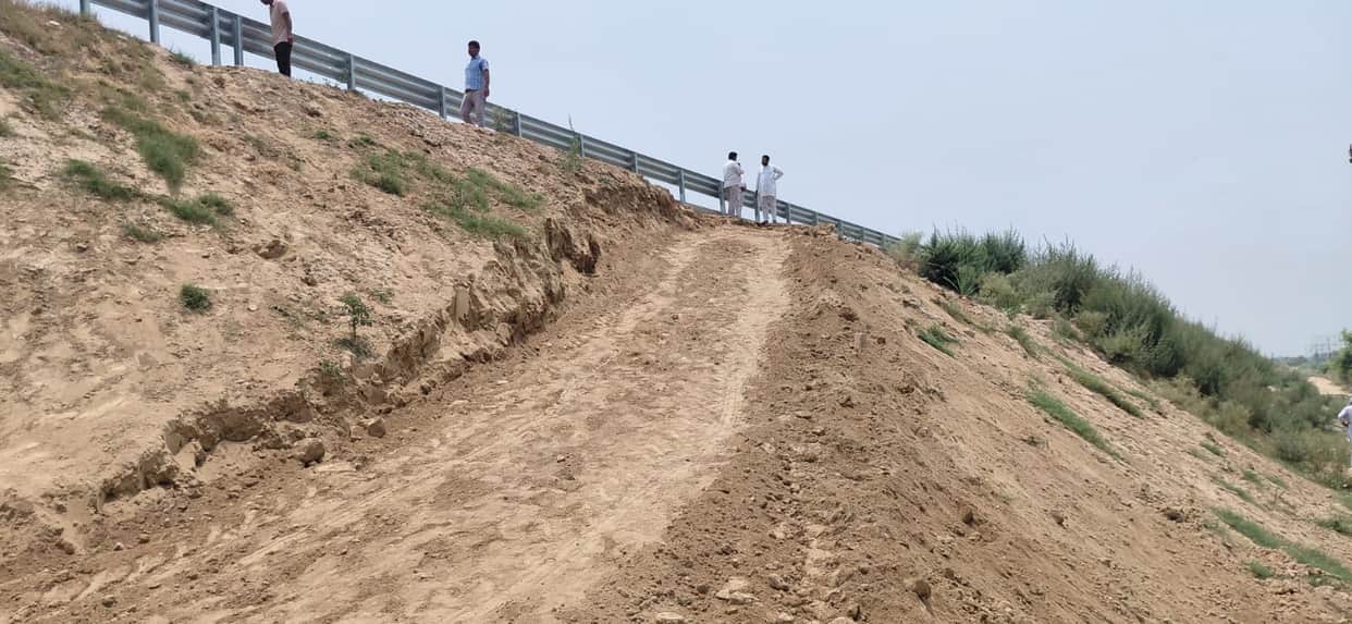 Baghpat: Villagers Attempt to Create Highway Cut with Tractors, Police Intervenes in Baghpat