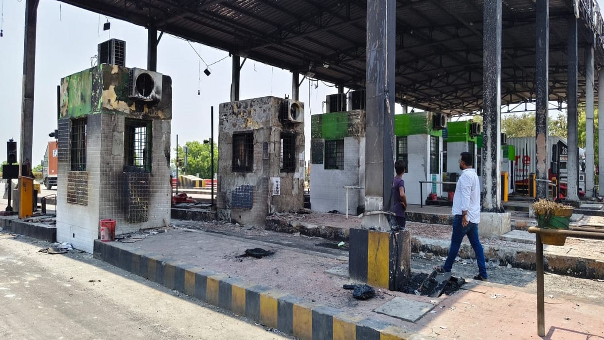 Kokhraj Toll Plaza Incident: Fire causes estimated damage of ₹2 crore; daily collection of ₹40 lakh also halte