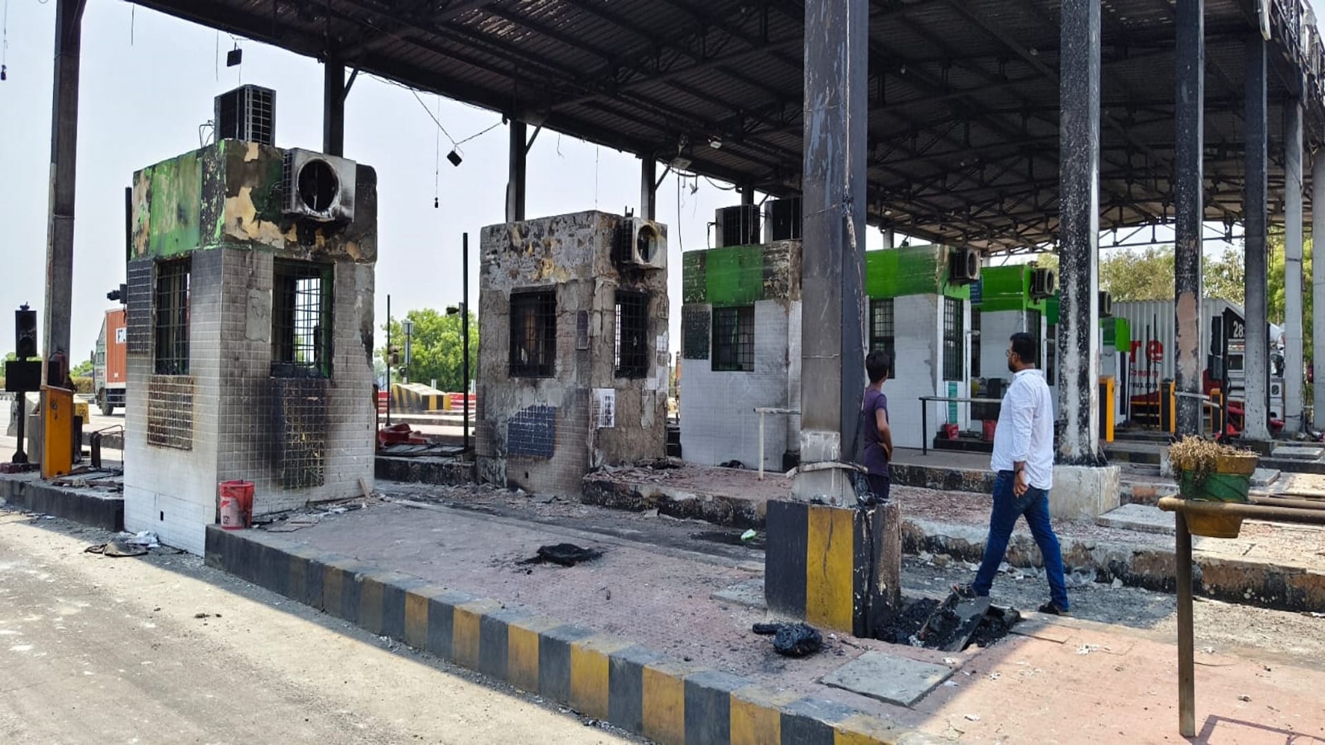 कोखराज टोल प्लाजा एलपीजी टैंकर के फटने से पूरी तरह से जल गया।