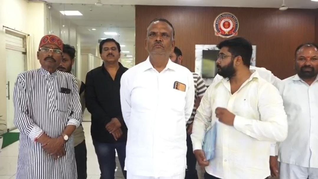 Indore News Bus operators meet Police Commissioner Santosh Singh