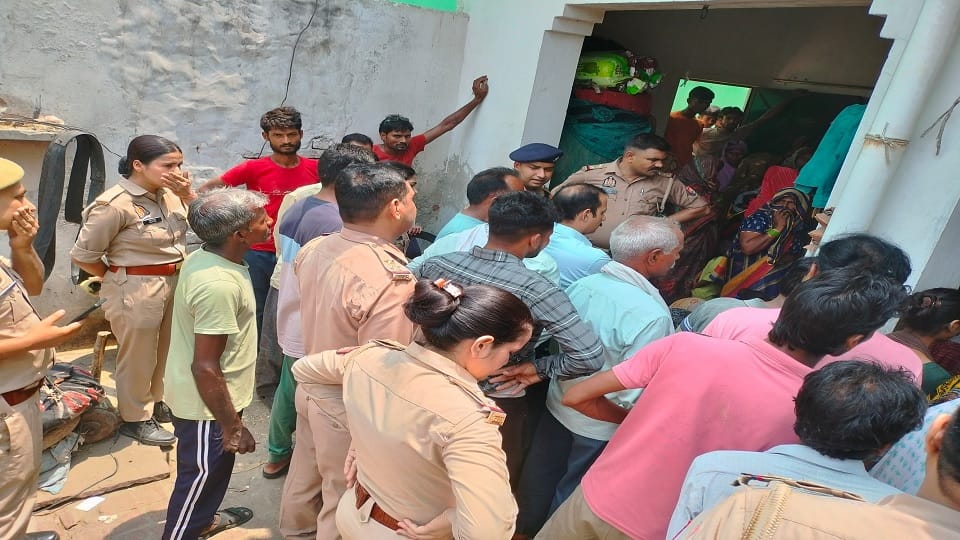 मौके पर मौजूद पुलिस और स्थानीय लोग