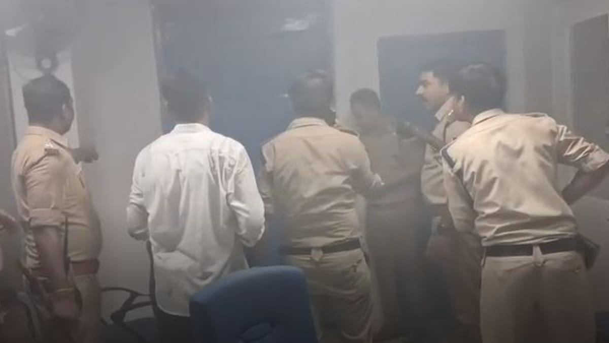 MP: खुद को घिरा देख लुटेरे ने चली धुएं की चाल! पुलिस की सूझबूझ के आगे फेल हुई प्लानिंग, टली करोड़ों की डकैती